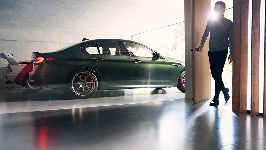 BMW M5 CS F90 2021 Frozen Deep Green metallizzato Vista laterale in Garage