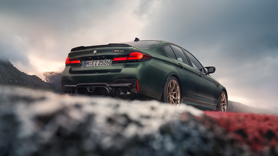 BMW M5 CS F90 2021 Frozen Deep Green metallizzato Vista posteriore con prospettiva dal basso