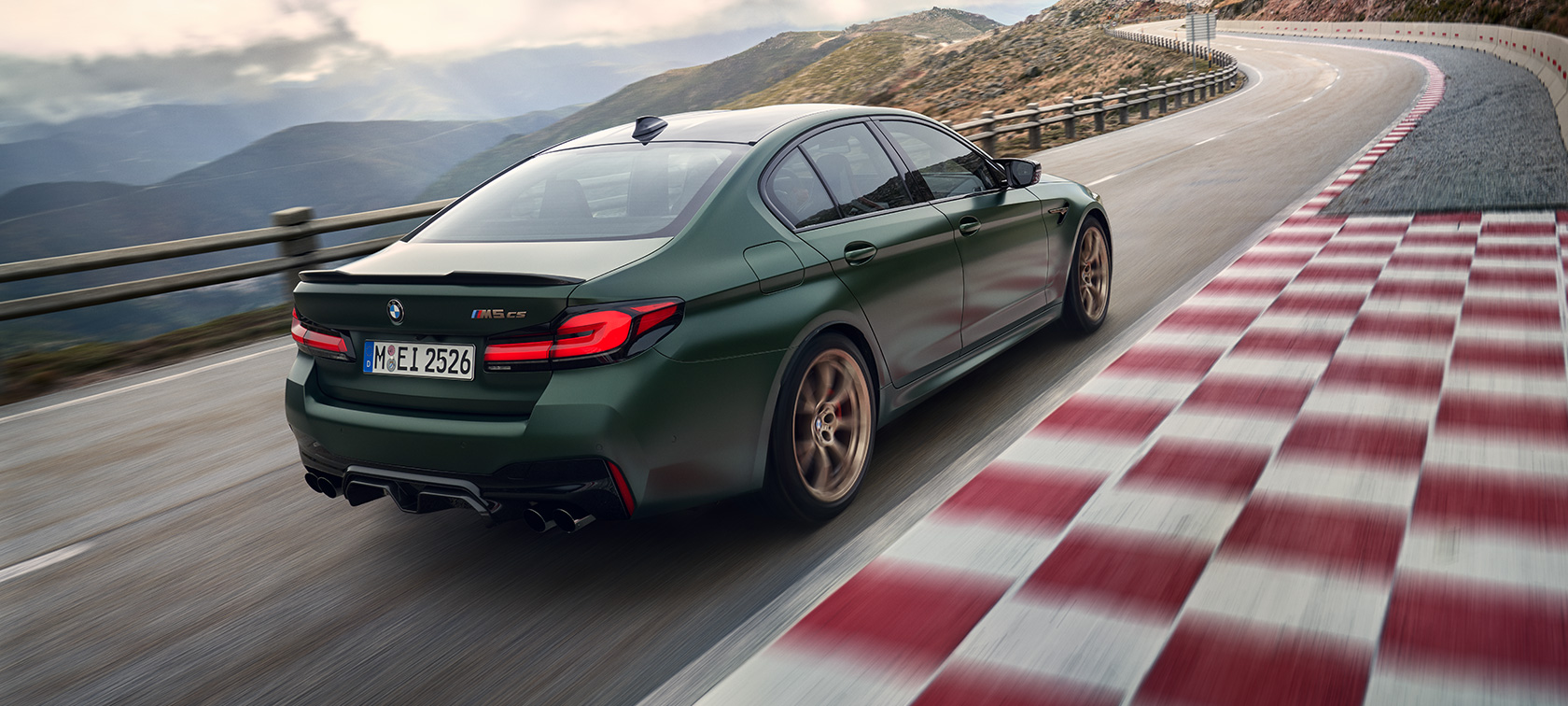 BMW M5 CS F90 2021 Frozen Deep Green metallizzato Vista posteriore a tre quarti BMW M5 CS F90 2021 Frozen Deep Green metallizzato Vista posteriore a tre quarti