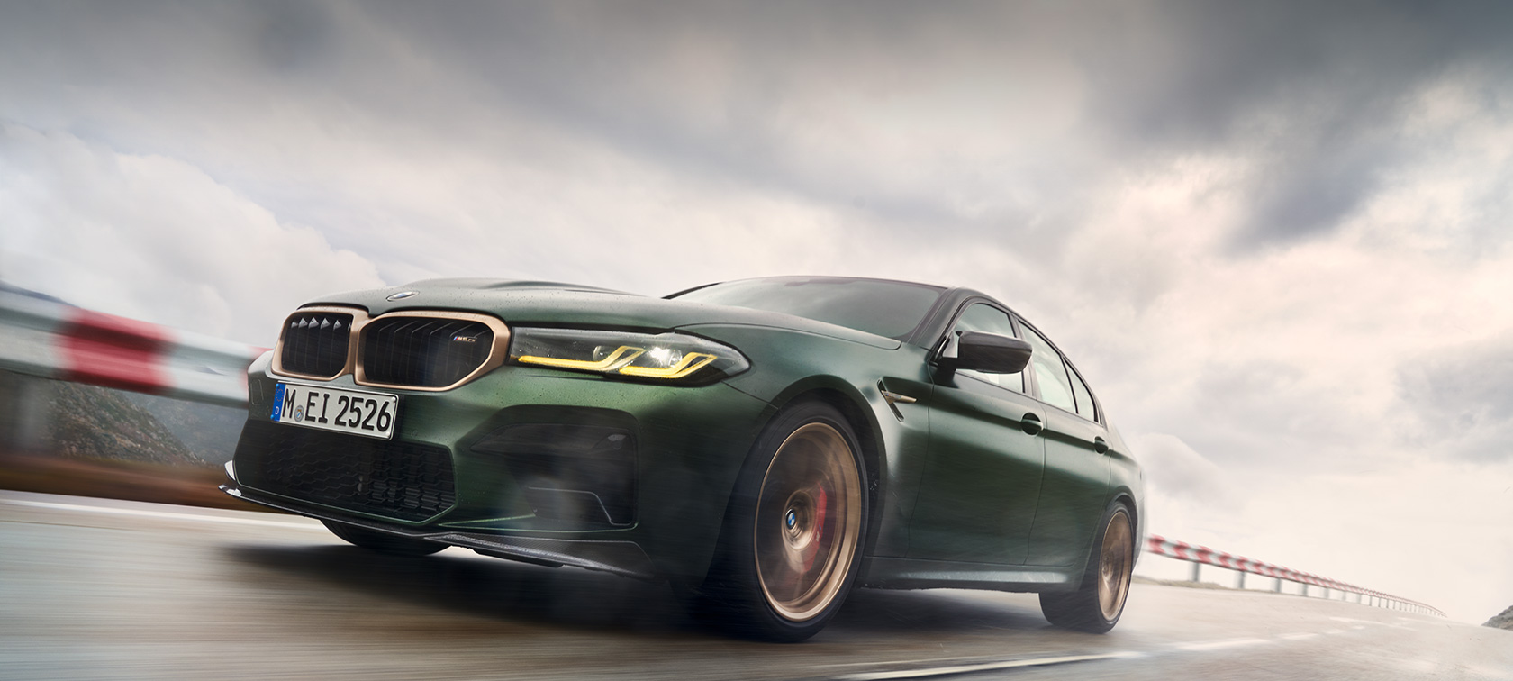 BMW M5 CS F90 2021 Frozen Deep Green metallizzato Vista anteriore a tre quarti