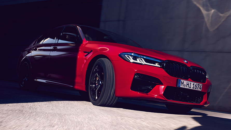 BMW M5 COMPETITION F90 LCI Facelift 2020 Vista anteriore a tre quarti da ferma BMW M5 Competition F90 LCI Facelift 2020 BMW Individual Imola Red vista anteriore a tre quarti ferma