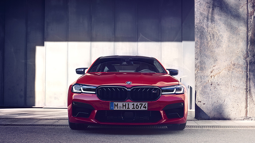 BMW M5 Competition F90 LCI Facelift 2020 BMW Individual Imola Red vista anteriore in parcheggio