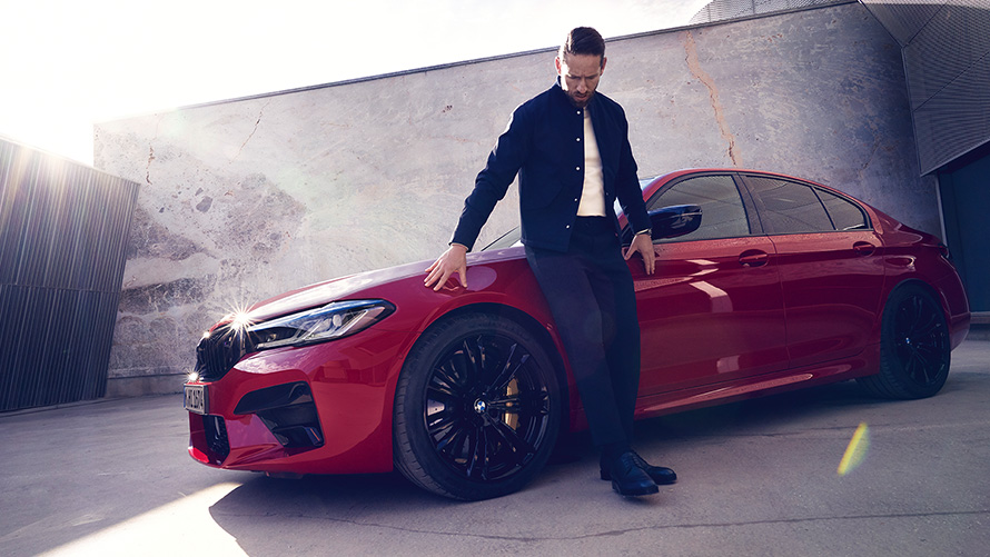 BMW M5 Competition F90 LCI Facelift 2020 BMW Individual Imola Red vista tre quarti in laterale con uomo