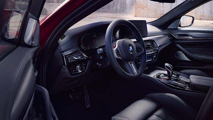 BMW M5 Competition F90 LCI Facelift 2020 Cockpit con portiera aperta