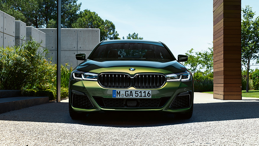 BMW M550i xDrive Berlina G30 LCI Facelift 2020 Hermes Green BMW Individual metallizzato vista anteriore 