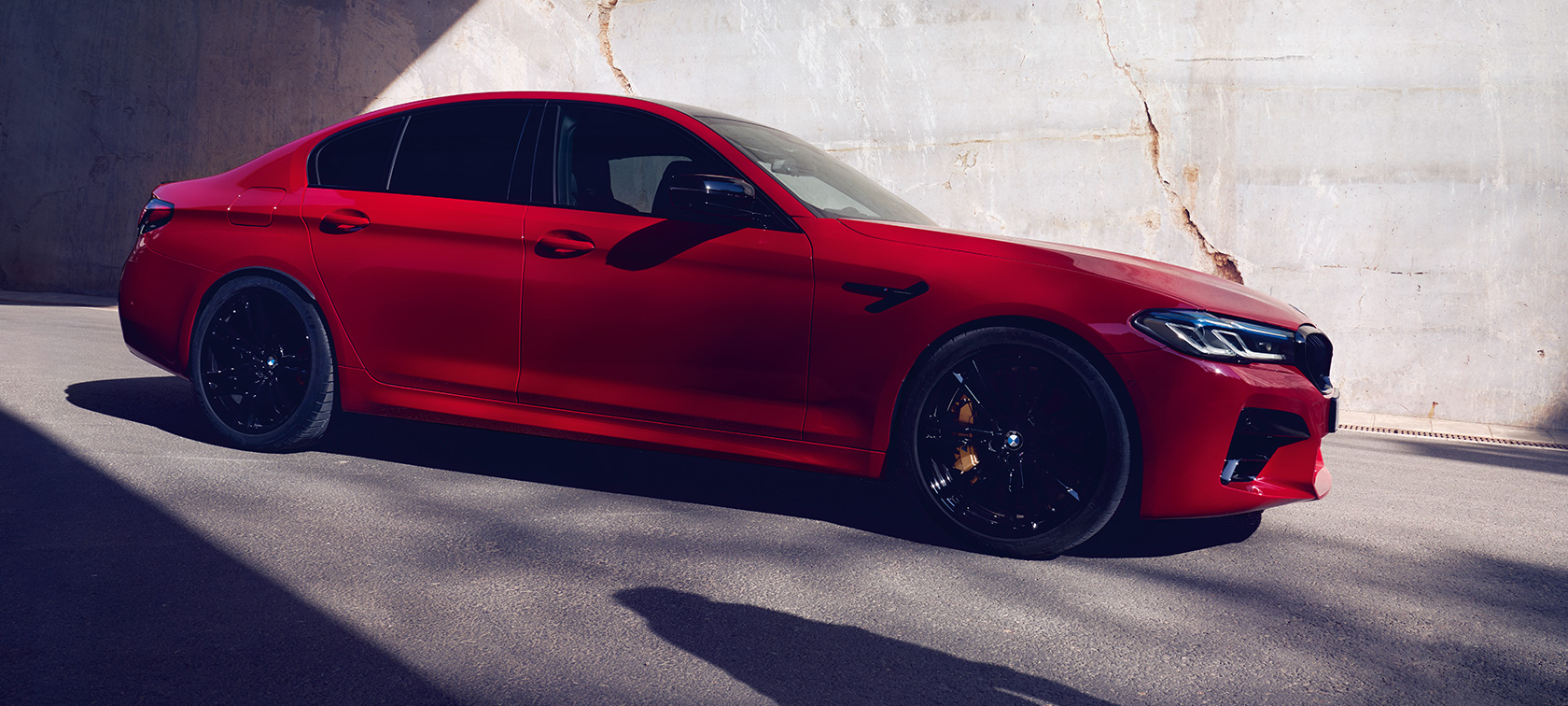 BMW M5 Competition F90 LCI Facelift 2020 Vista laterale BMW M5 Competition F90 LCI Facelift 2020 BMW Individual Imola Red Vista laterale