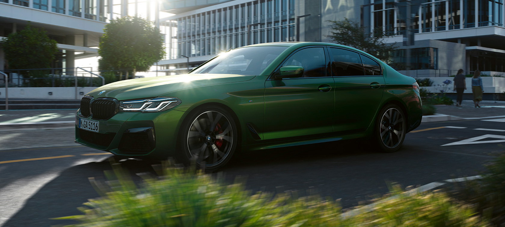 BMW M550i xDrive Berlina G30 2020 Vista laterale in movimento BMW M550i xDrive Limousine G30 LCI Facelift 2020 BMW Individual Hermes Green Vista laterale in movimento