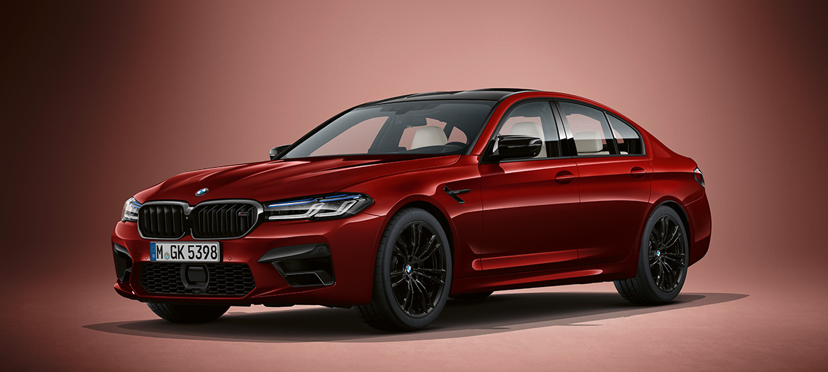BMW Individual BMW M5 Berlina F90 2020 Aventurine Red metallizzato BMW Individual BMW M5 Berlina F90 LCI Facelift 2020 Aventurine Red metallizzato vista anteriore a tre quarti