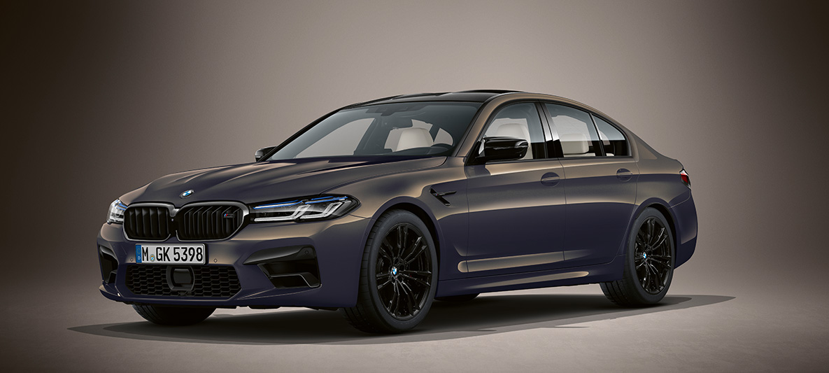 BMW Individual BMW M5 Berlina F90 2020 Alvit Grey metallizzato BMW Individual BMW M5 Berlina F90 LCI Facelift 2020 Alvit Grey metallizzato vista anteriore a tre quarti