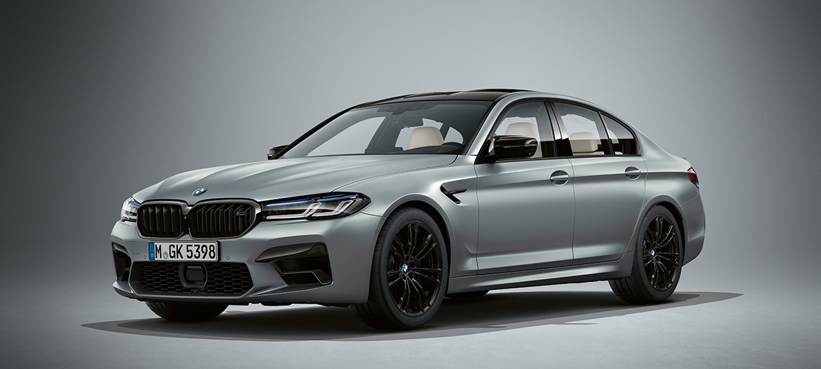 BMW Individual BMW M5 Berlina F90 2020 Frozen Bluestone metallizzato BMW Individual BMW M5 Berlina F90 LCI Facelift 2020 Frozen Bluestone metallizzato vista anteriore a tre quarti