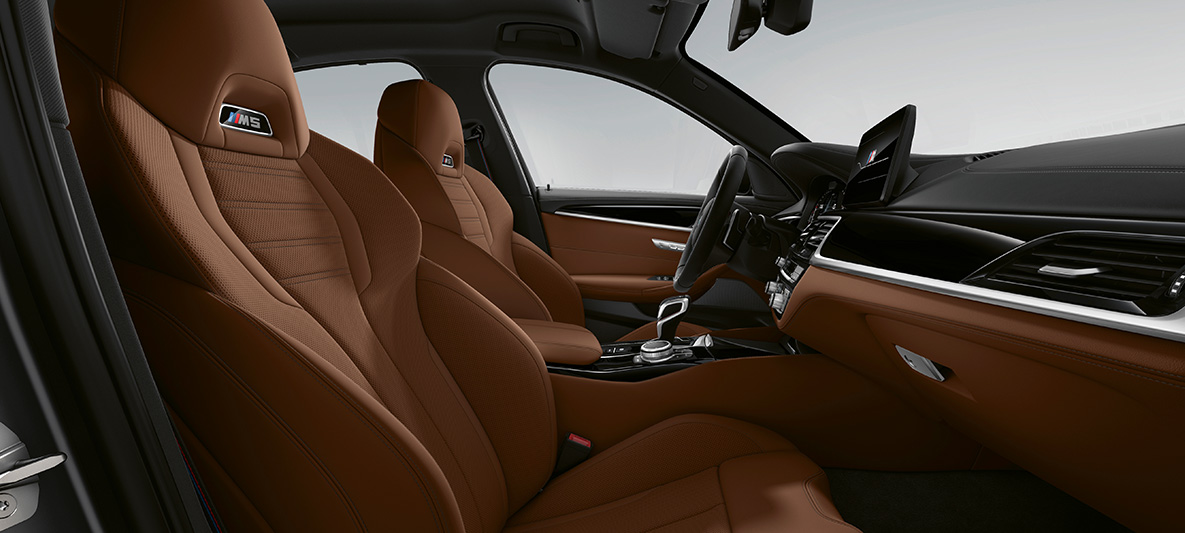 BMW Individual BMW M5 Berlina F90 2020 BMW Individual Allestimento in pelle full “Merino” Smoke White/Black BMW Individual BMW M5 Berlina F90 LCI Facelift 2020 rivestimenti interni in pelle Merino full BMW Individual Smoke White/Black interni