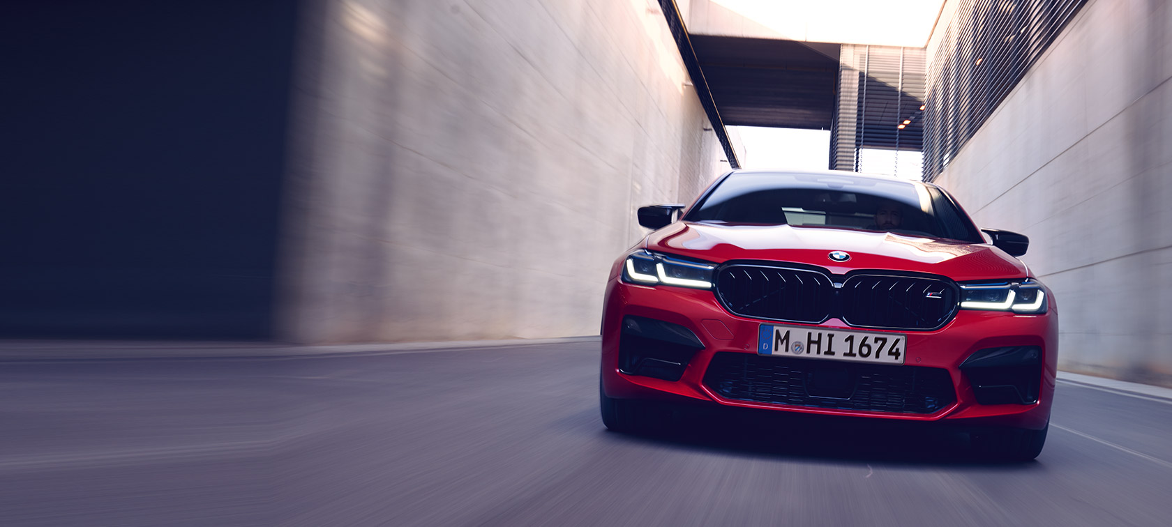 BMW M5 Competition F90 LCI Facelift 2020 BMW Individual Imola Red vista anteriore in movimento