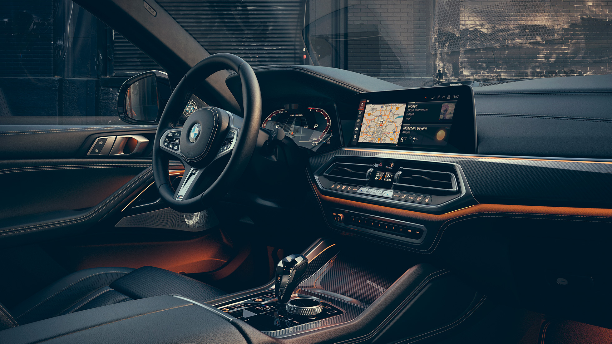 Interni della BMW X6 M50i. Ripresa degli interni della BMW X6 M50i con primo piano della consolle centrale.
