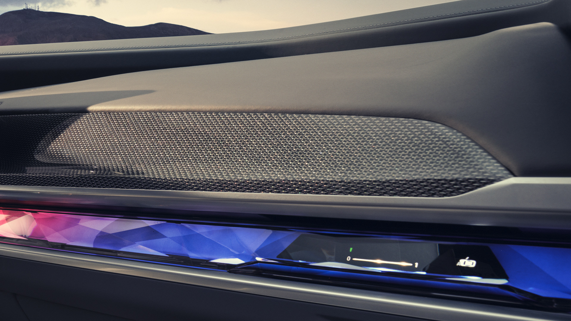 Modanature interne M “Carbon Fibre” della BMW M760e xDrive Berlina G70 Primo piano delle modanature interne M “Carbon Fibre” della BMW M760e xDrive Berlina G70