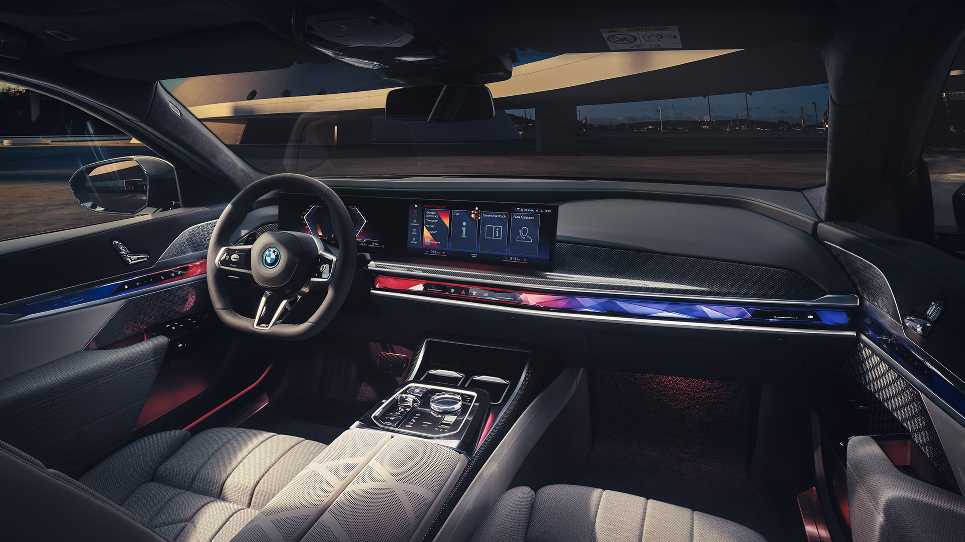 Interni con cockpit della BMW M760e xDrive Berlina G70 Vista da lato passeggero degli interni con cockpit della BMW M760e xDrive Berlina G70