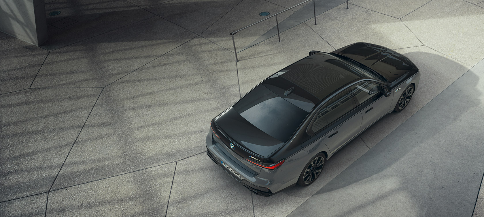 BMW M760e xDrive Berlina G70 Pacchetto M Performance BMW M760e xDrive Berlina G70 Pacchetto M Performance in bicolore BMW Individual Sapphire Black metallizzato e BMW Individual Dravit Grey metallizzato ferma con prospettiva a volo di uccello