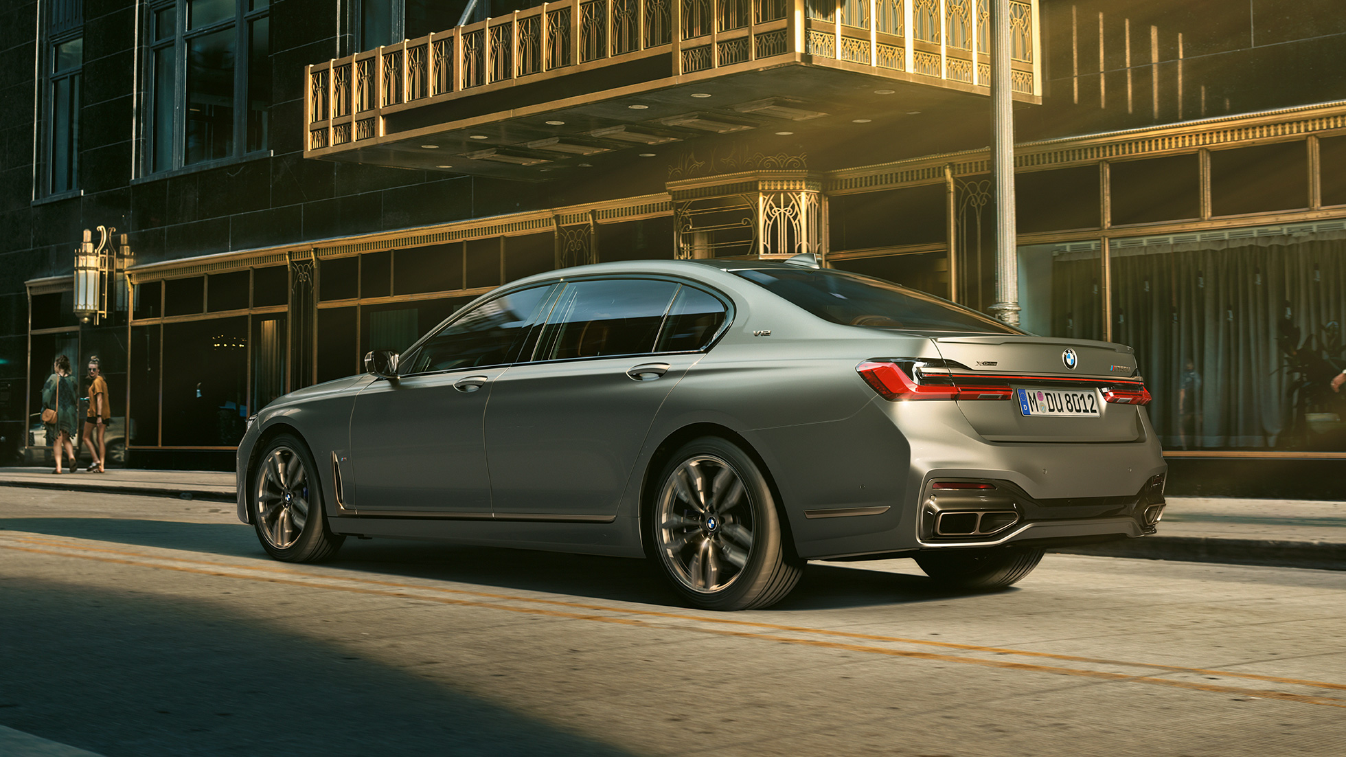 BMW M760Li xDrive Berlina con motore V12 BMW M760Li xDrive Berlina, vista posteriore laterale davanti a grattacieli urbani