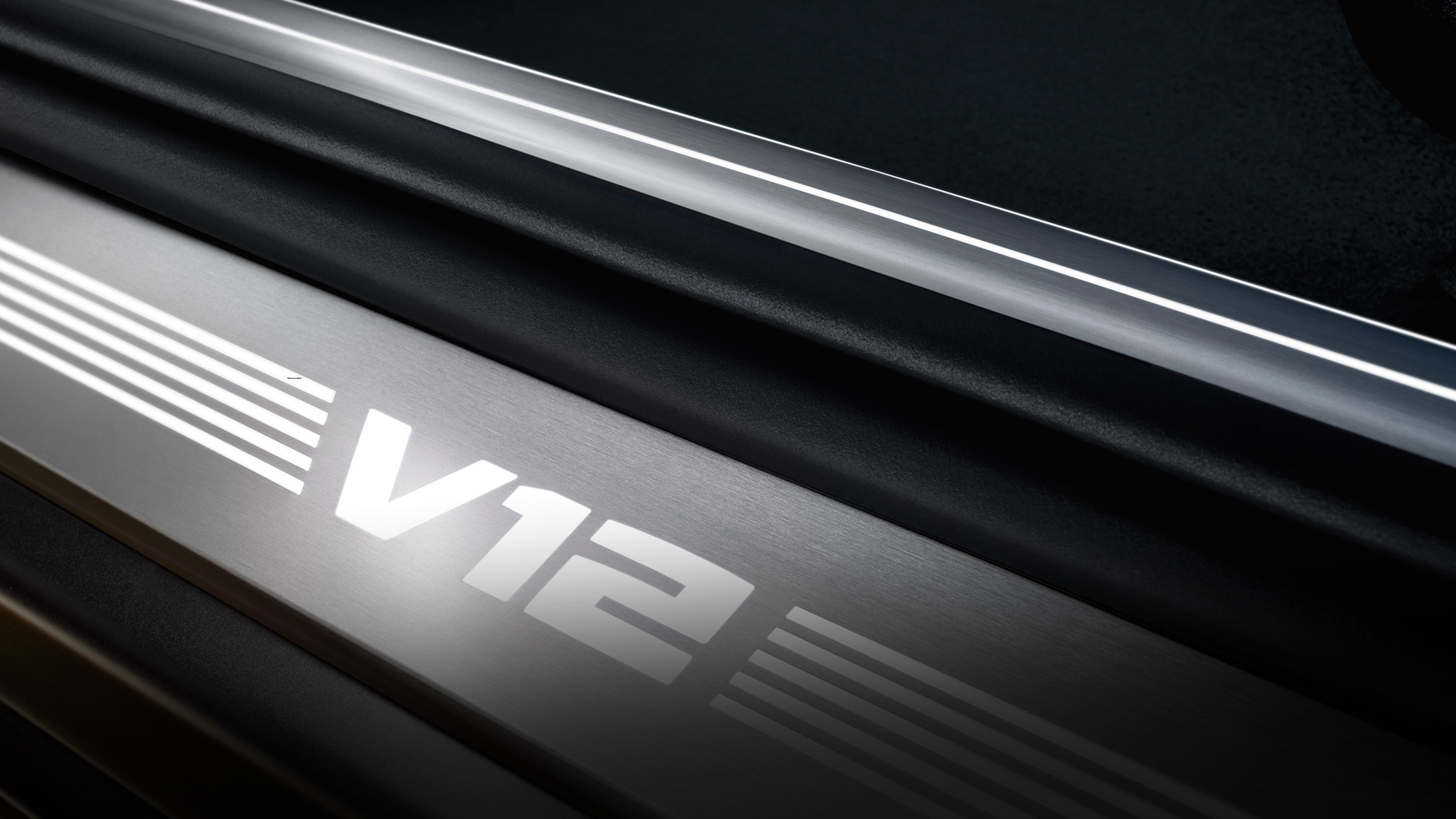 Listello battitacco BMW con scritta V12 BMW M760Li xDrive Berlina, interni della BMW M760Li