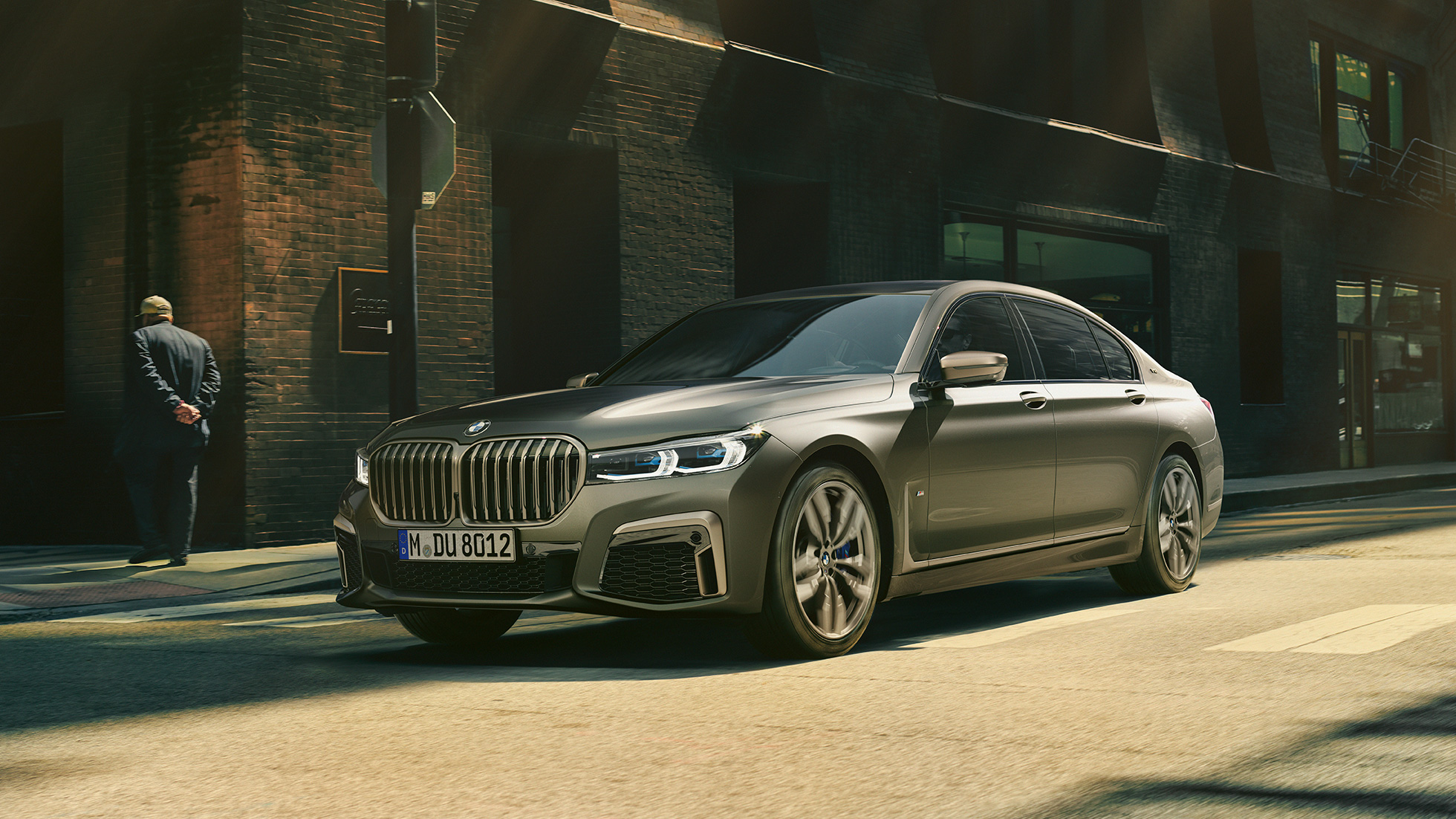 BMW M760Li xDrive Berlina in ambiente urbano BMW M760Li xDrive Berlina, vista anteriore laterale in marcia su strada in ambiente urbano