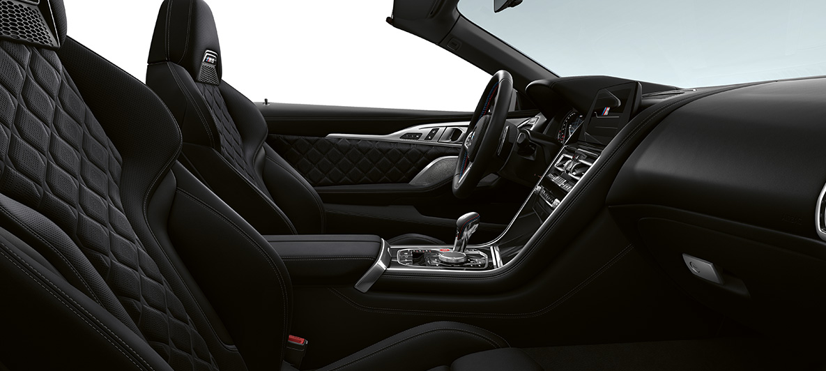 Pelle full Merino | Black e modanature interne BMW Individual Piano Black G14. BMW M8 Competition Cabrio, interni in pelle full Merino | Black e modanature interne BMW Individual Piano Black G14.