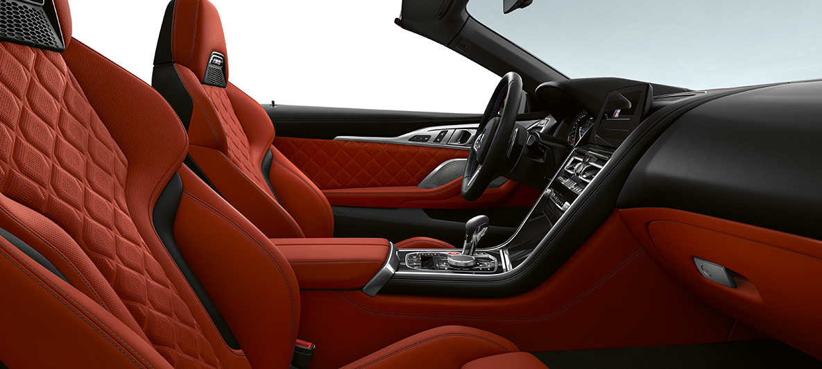 Pelle full Merino | Sakhir Orange e modanature interne BMW Individual Piano Black G14. BMW M8 Competition Cabrio, interni in pelle full Merino | Sakhir Orange e modanature interne BMW Individual Piano Black G14.