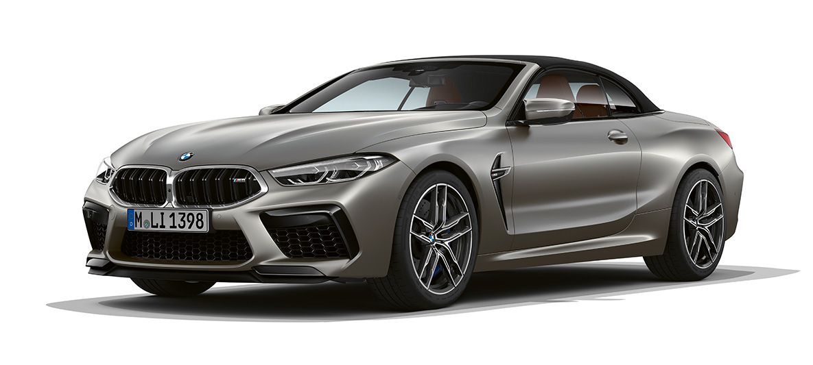 BMW M8 Cabrio, vista laterale di tre quarti da davanti F91. BMW M8 Cabrio in Frozen Dark Silver, vista laterale di tre quarti da davanti F91.