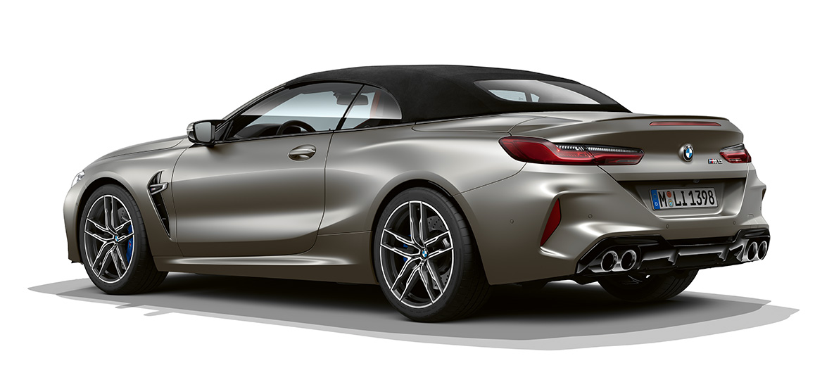 BMW M8 M Cabrio, vista laterale di tre quarti da dietro F91. BMW M8 Cabrio in Frozen Dark Silver, vista laterale di tre quarti da dietro F91.