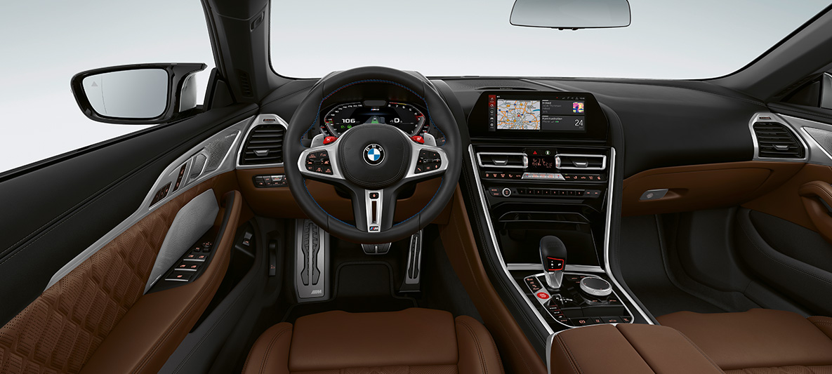 BMW M8 Cabrio, cockpit CARACTÉRISTIQUES TECHNIQUES DE LA BMW X6 F91. BMW M8 Cabrio, cockpit con volante in pelle M con tasti M1/M2 rossi F91.