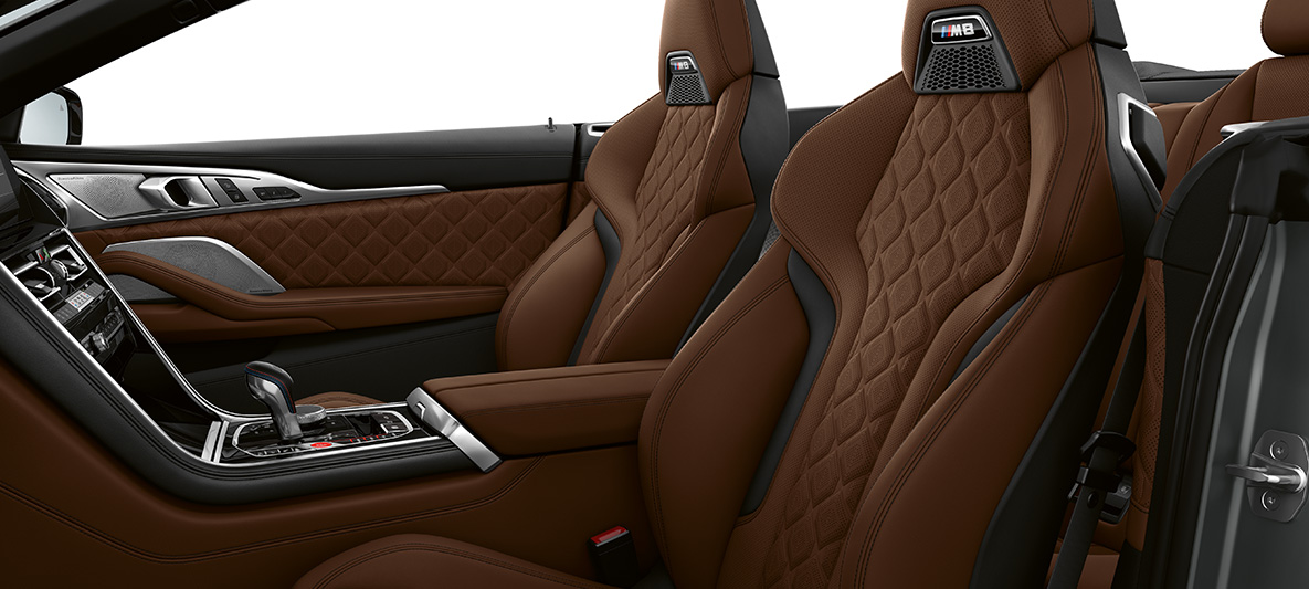 Sedili sportivi M con logo M F91. BMW M8 Cabrio, interni con sedili sportivi M in pelle full Merino Taruma Brown F91.