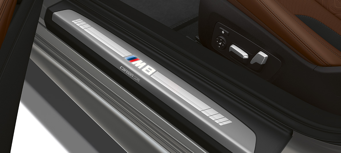 Listello battitacco con scritta M8 F91. Listello battitacco della BMW M8 Cabrio con scritta M8 F91.