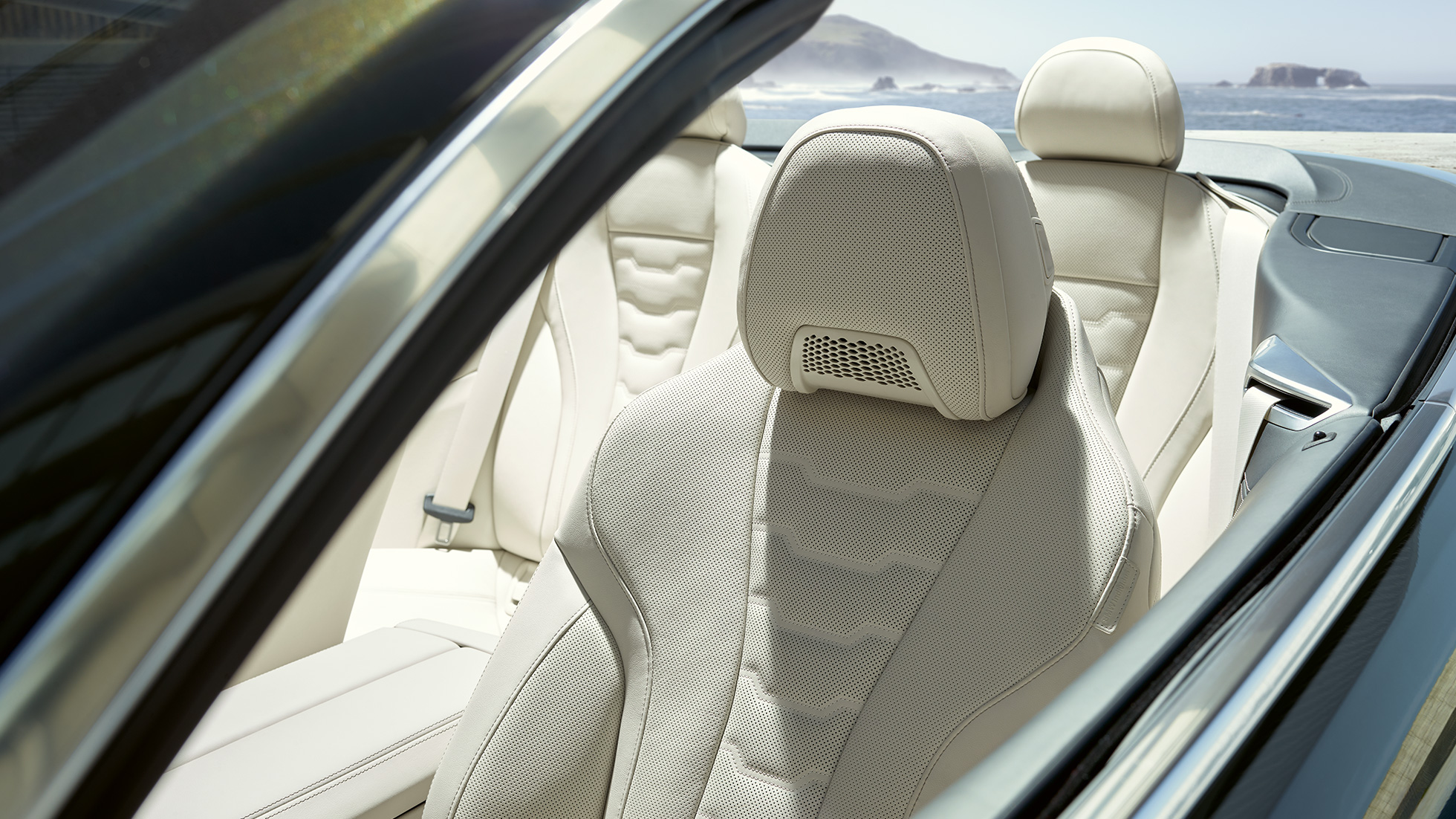 BMW M850i xDrive Cabrio, sedili multifunzione per guidatore e passeggero G14. BMW M850i xDrive Cabrio in Dravit Grey metallizzato con capote aperta, interni con sedili multifunzione ed equipaggiamento in pelle Merino BMW Individual Ivory White G14.