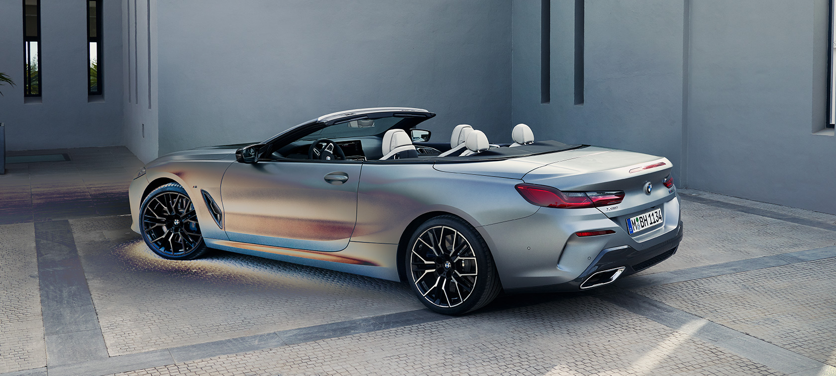 Vista posteriore a tre quarti della BMW M850i xDrive Cabrio G14 LCI Facelift 2022 BMW M850i xDrive Cabrio G14 LCI Facelift 2022 BMW Individual Frozen Pure Grey metallizzato Vista posteriore a tre quarti da ferma