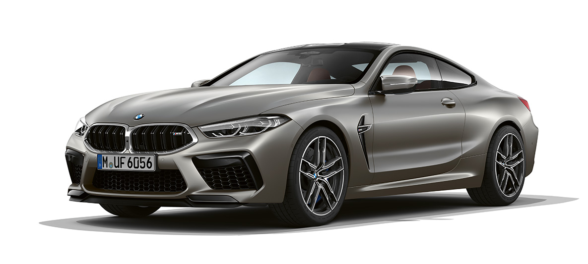 BMW M8 Coupé, vista laterale di tre quarti da davanti F92. BMW M8 Coupé in Frozen Dark Silver, vista laterale di tre quarti da davanti F92.