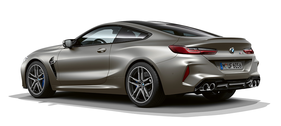 BMW M8 M Coupé, vista laterale di tre quarti da dietro F92. BMW M8 Coupé in Frozen Dark Silver, vista laterale di tre quarti da dietro F92.