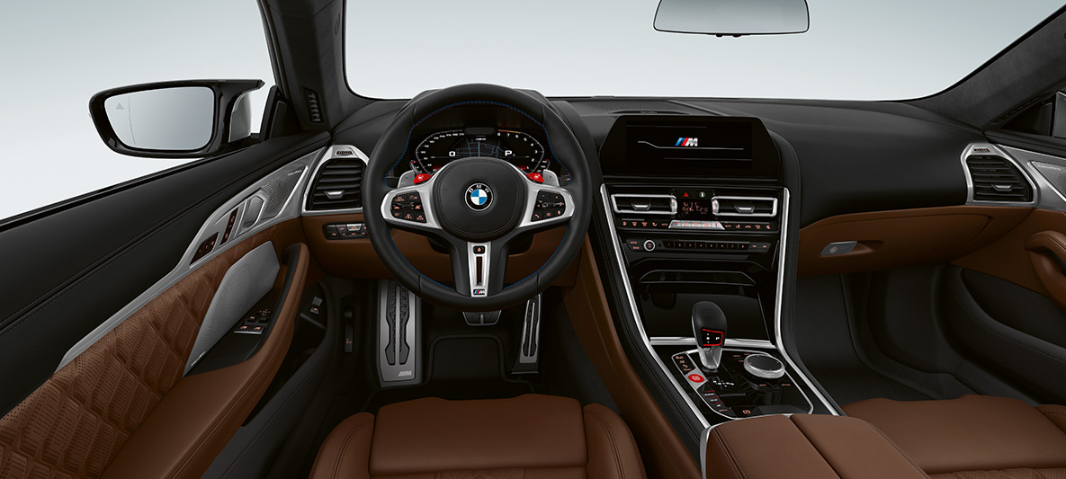 BMW M8 Coupé, Cockpit F92. BMW M8 Coupé, cockpit con volante in pelle M con tasti M1/M2 rossi F92.
