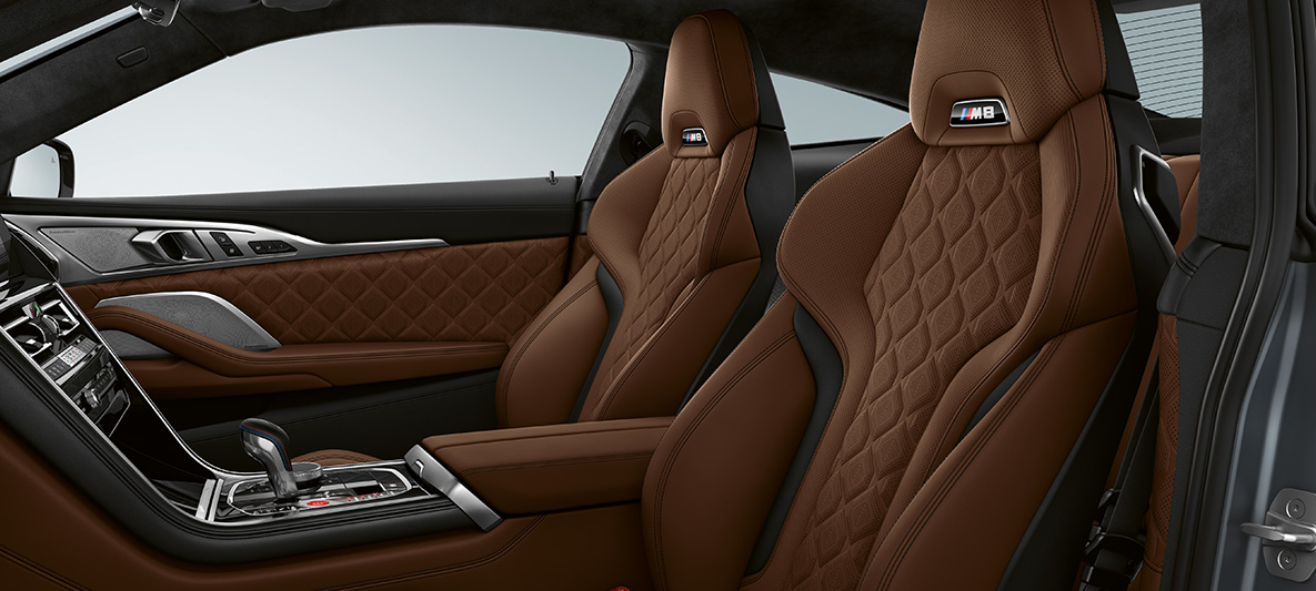 Sedili sportivi M con logo M F92. BMW M8 Coupé, interni con sedili sportivi M in pelle full Merino Taruma Brown F92.
