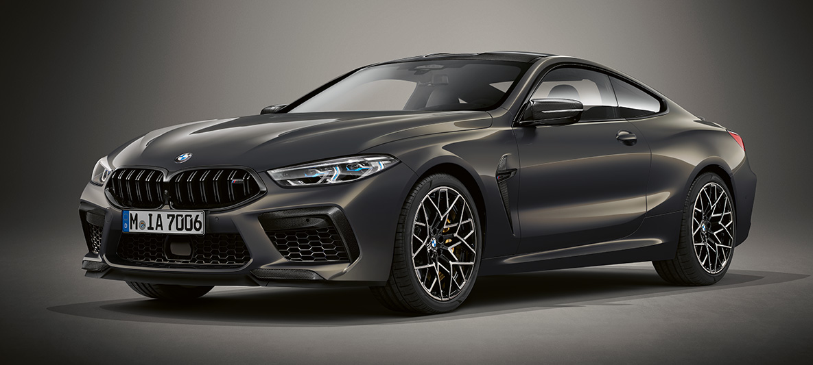BMW Individual M8 Coupé in BMW Individual Dravit Grey metallizzato F92. BMW Individual M8 Coupé in BMW Individual Dravit Grey metallizzato, vista frontale di tre quarti F92.