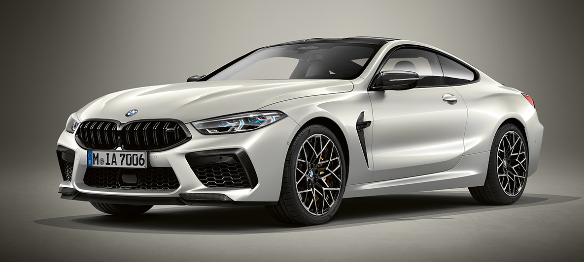 BMW Individual M8 Coupé in BMW Individual Brilliant White metallizzato F92. BMW Individual M8 Coupé in BMW Individual Brilliant White metallizzato, vista frontale di tre quarti F92.
