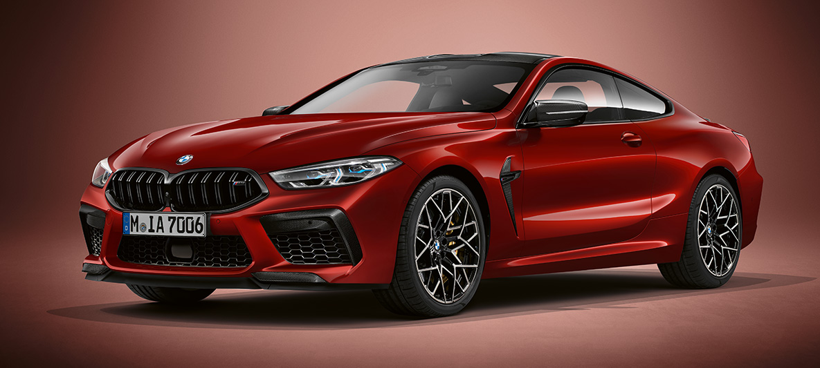 BMW Individual M8 Coupé in BMW Individual Aventurin Red metallizzato F92. BMW Individual M8 Coupé in BMW Individual Aventurin Red metallizzato, vista frontale di tre quarti F92.