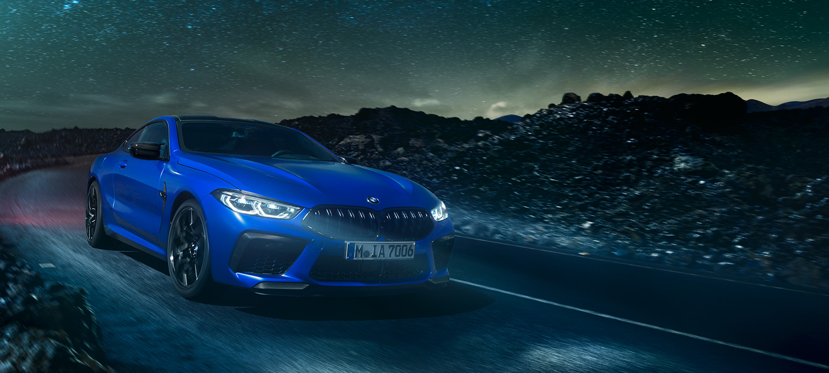 BMW M8 Competition Coupé F92. La prima BMW M8 Competition Coupé in Marina Bay Blue metallizzato, vista frontale di tre quarti F92.