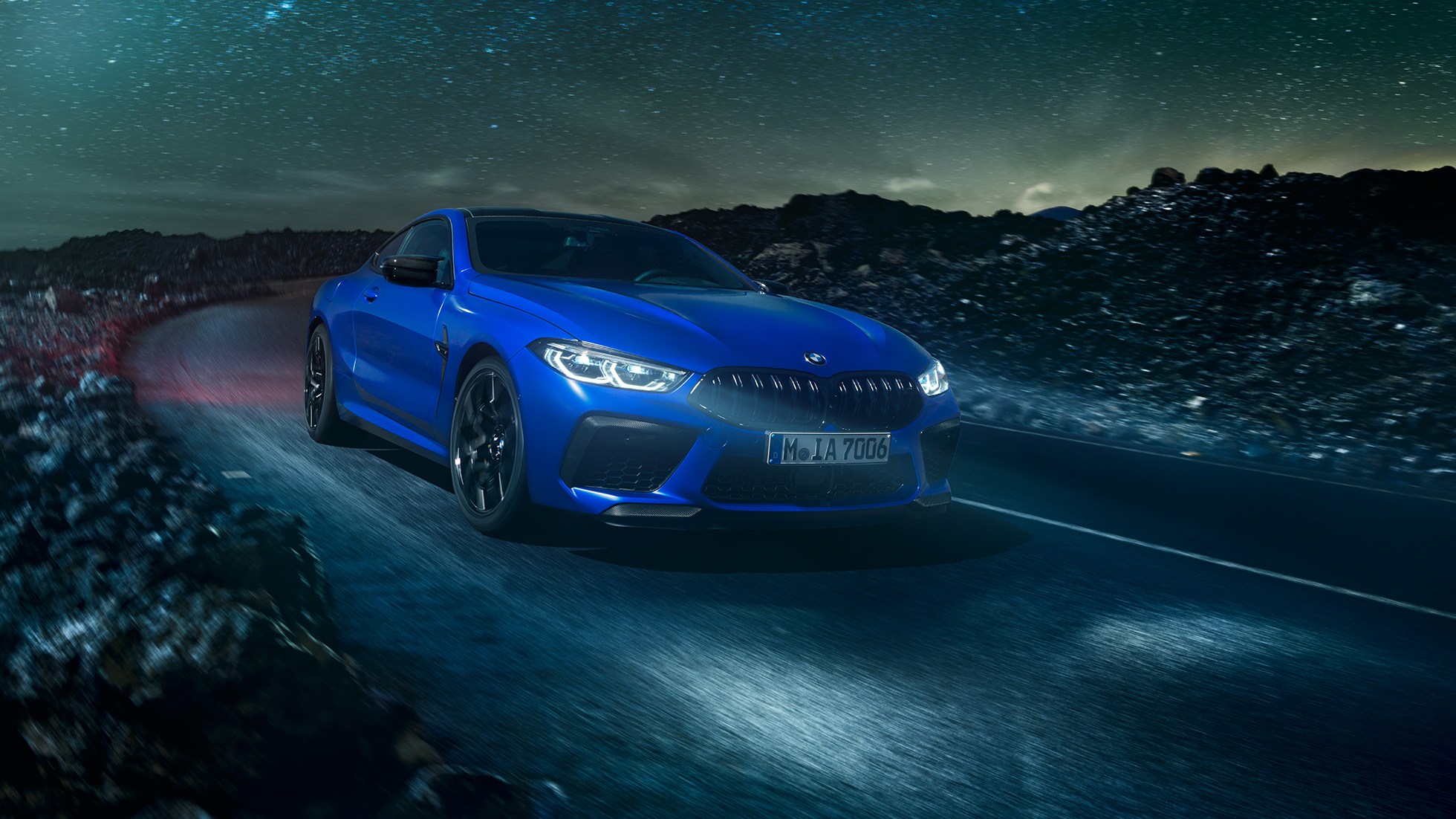 BMW M8 Competition Coupé F92. La prima BMW M8 Competition Coupé in Marina Bay Blue metallizzato, vista frontale di tre quarti F92.