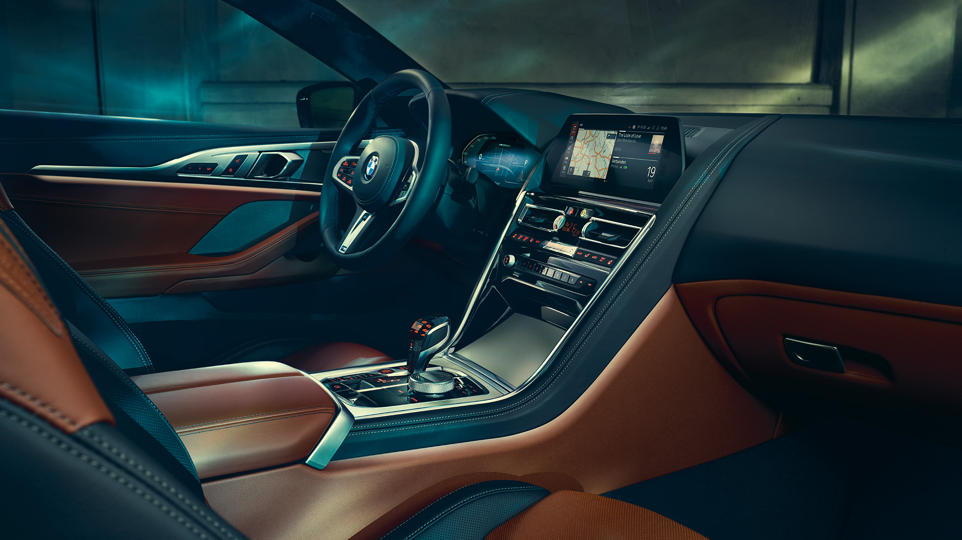 BMW M850i xDrive Coupé, Cockpit G15. BMW M850i xDrive Coupé, Cockpit con BMW Live Cockpit Professional e volante in pelle M G15.