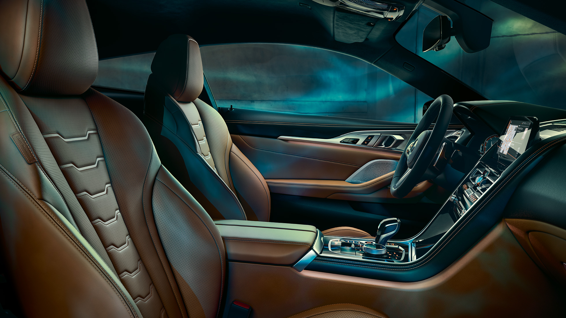 BMW M850i xDrive Coupé, interni G15. BMW M850i xDrive Coupé, interni con sedili multifunzione con equipaggiamento in palle ampliato Merino Tartufo/Black BMW Individual G15.
