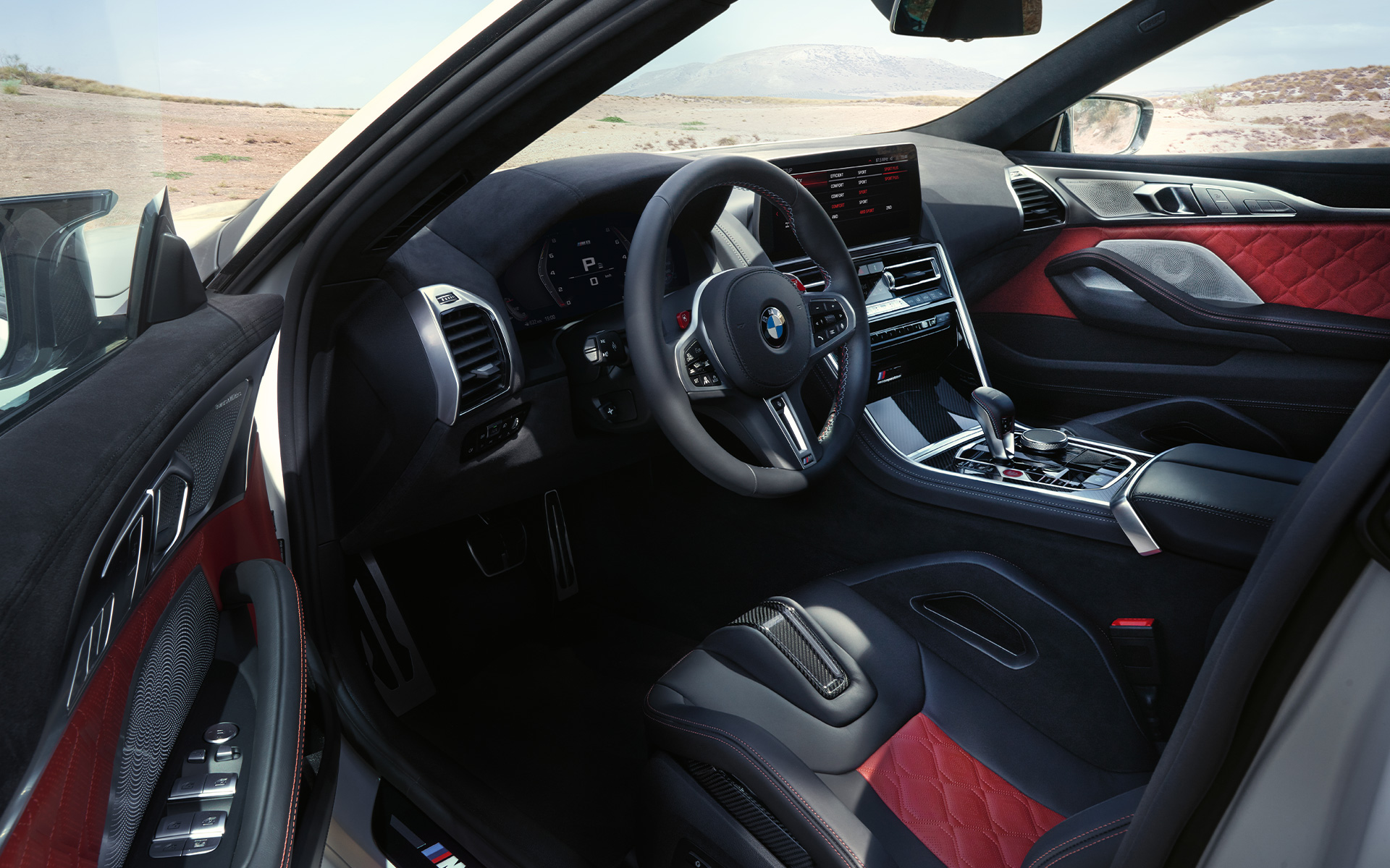 Vista degli interni della BMW M8 Competition Gran Coupé F93 LCI 2022 BMW M8 Competition Gran Coupé F93 LCI Facelift 2022 Interni con portiera aperta