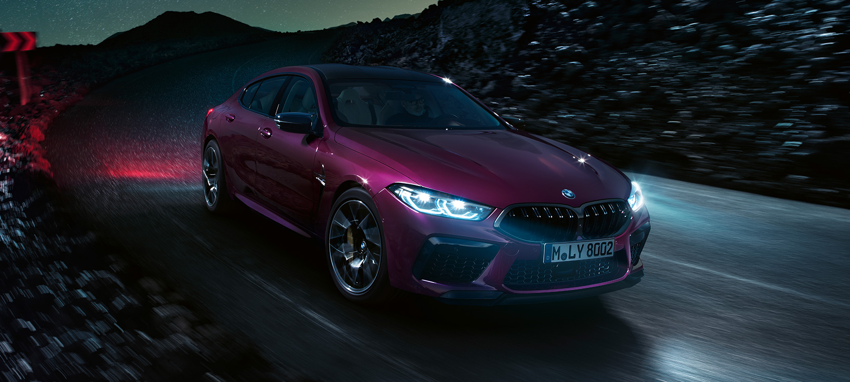 BMW M8 Competition Gran Coupé, vista anteriore a tre quarti F93 BMW M8 Competition Gran Coupé F93 2020 BMW Individual Ametrin metallizzato, vista anteriore a tre quarti di notte in movimento