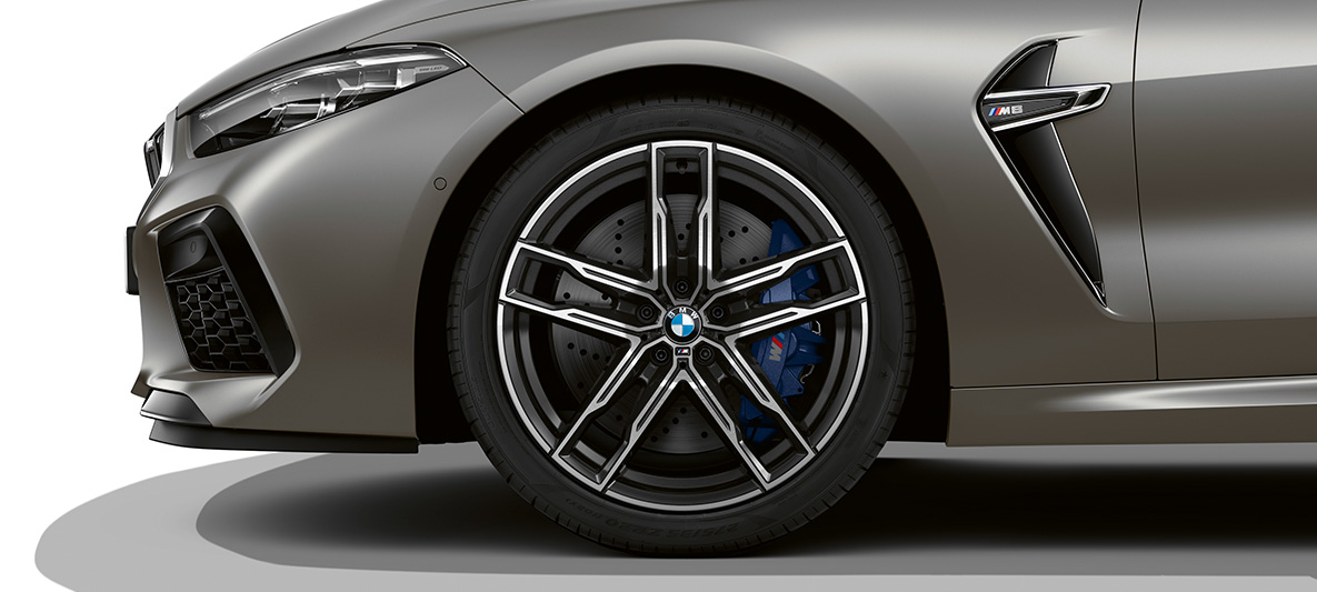 Cerchi in lega leggera M della BMW M8 Gran Coupé F93 Cerchi in lega leggera M della BMW M8 Gran Coupé F93 2020 BMW Individual Frozen Dark Silver, vista laterale