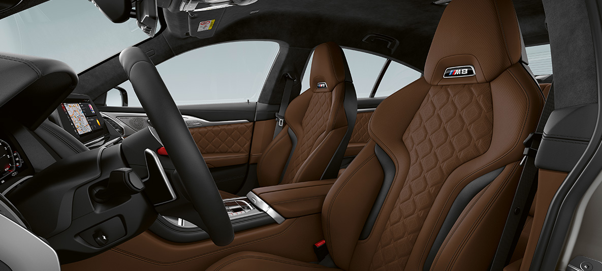 Sedili sportivi M in pelle Merino della BMW M8 Gran Coupé F93 Sedili sportivi M con logo M8 in pelle Merino BMW M8 Gran Coupé F93 2020, abitacolo