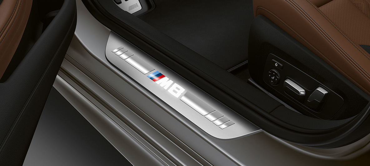 Listello battitacco BMW M8 Gran Coupé F93 Listello battitacco con contrassegno M8 della BMW M8 Gran Coupé F93 2020, abitacolo