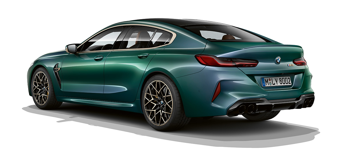 BMW M8 Gran Coupé First Edition, vista posteriore a tre quarti F93 BMW M8 Gran Coupé First Edition F93 2020 BMW Individual Aurora Diamond Green metallizzato, vista posteriore a tre quarti