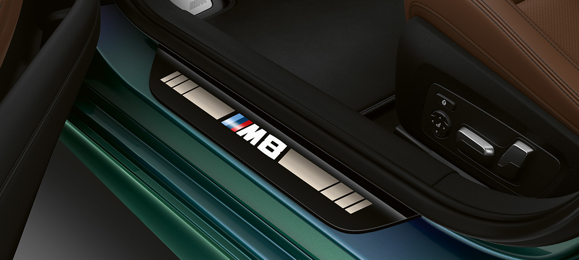 Listello battitacco della BMW M8 Gran Coupé First Edition F93 Listello battitacco con contrassegno M8 della BMW M8 Gran Coupé First Edition F93 2020 BMW Individual Aurora Diamond Green metallizzato, interni